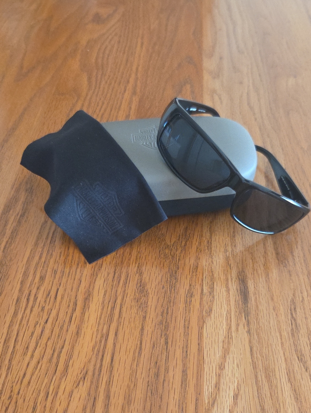 Harley-Davidson Black Sunglasses with Silver Case And Microfiber Cloth